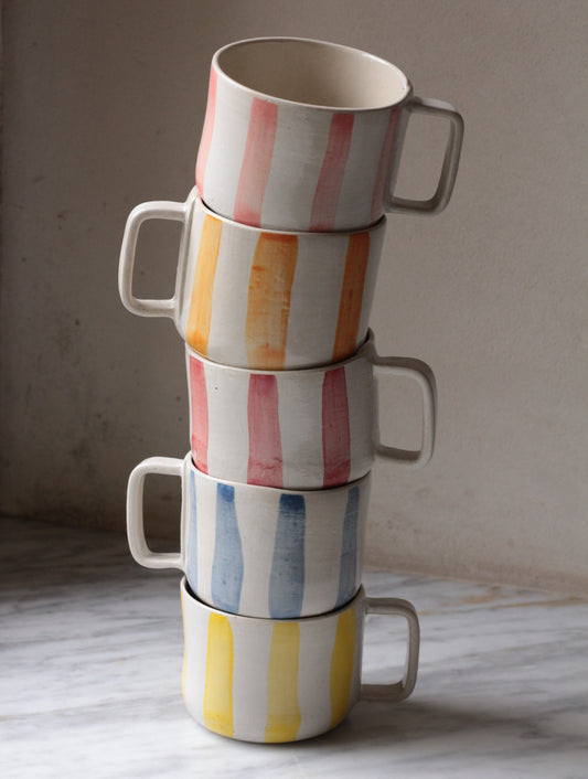 Tazza in gres per caffè e cappuccino decorata con morbide pennellate di colore: