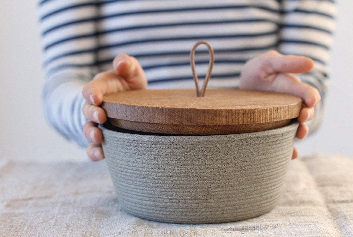 biscottiera in gres con coperchio in rovere, stoneware cookie pot with oak lid