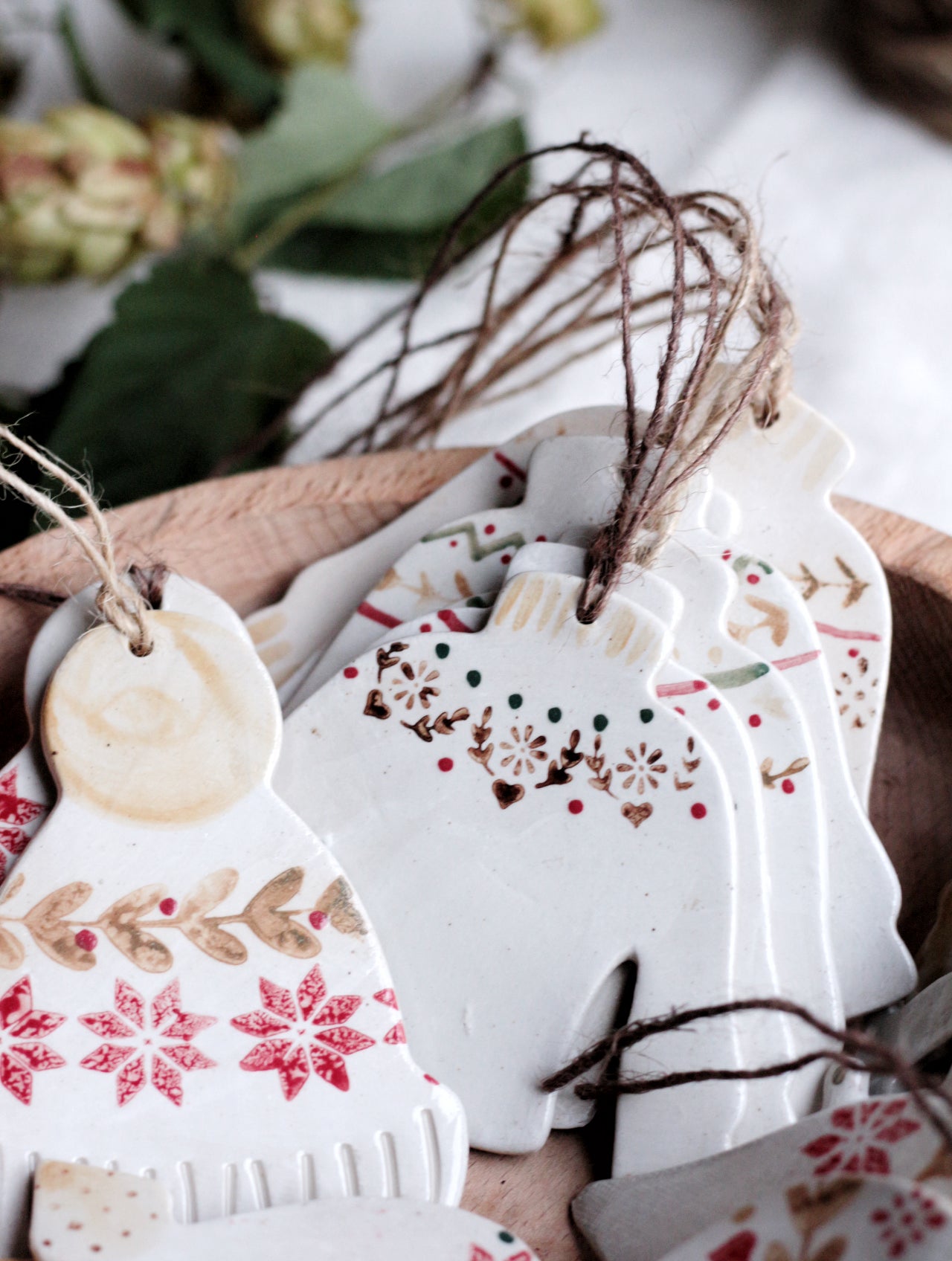 Decorazioni natalizie fatte a mano in ceramica