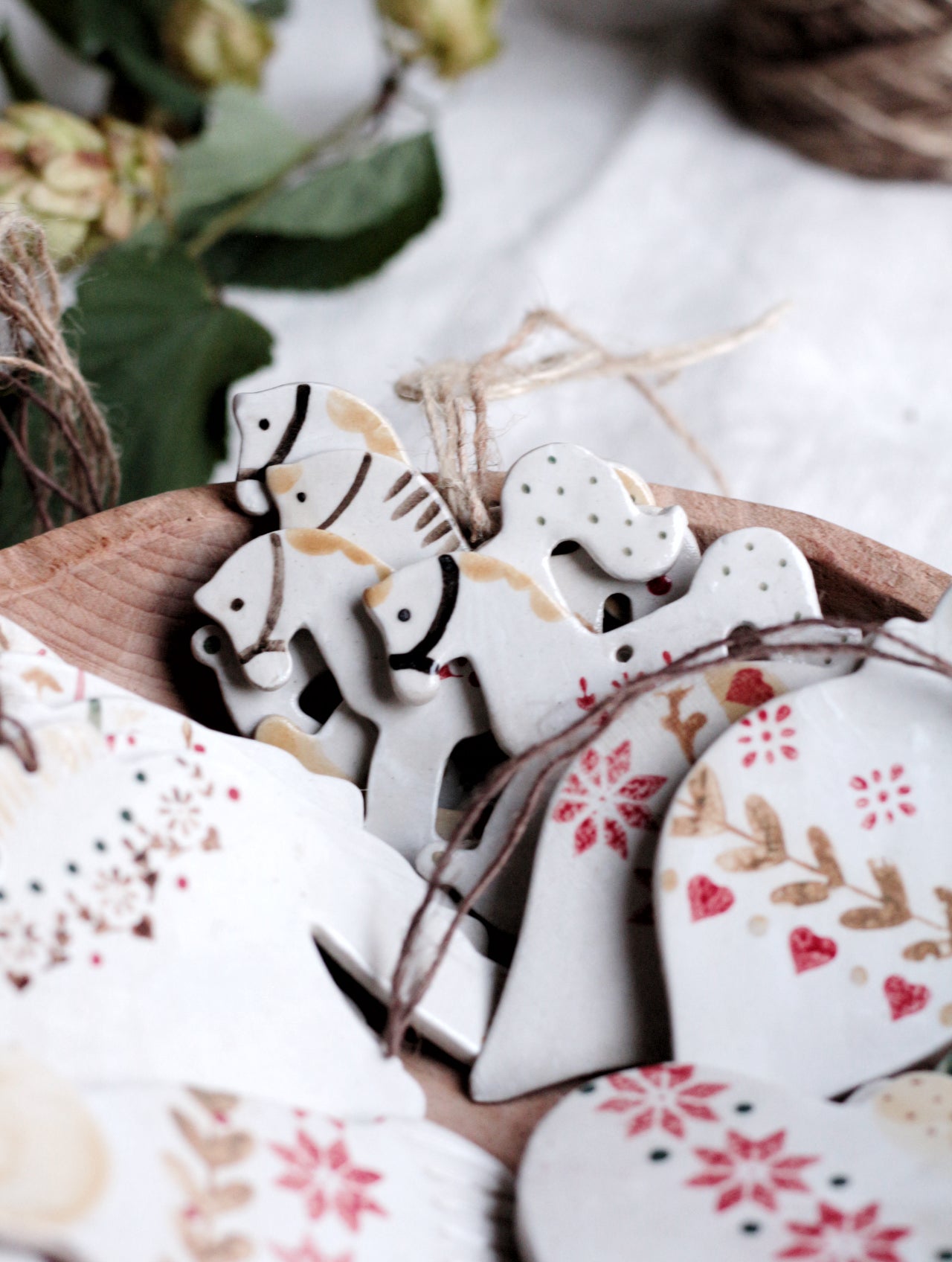 decorazioni natalizie fatte a mano in ceramica
