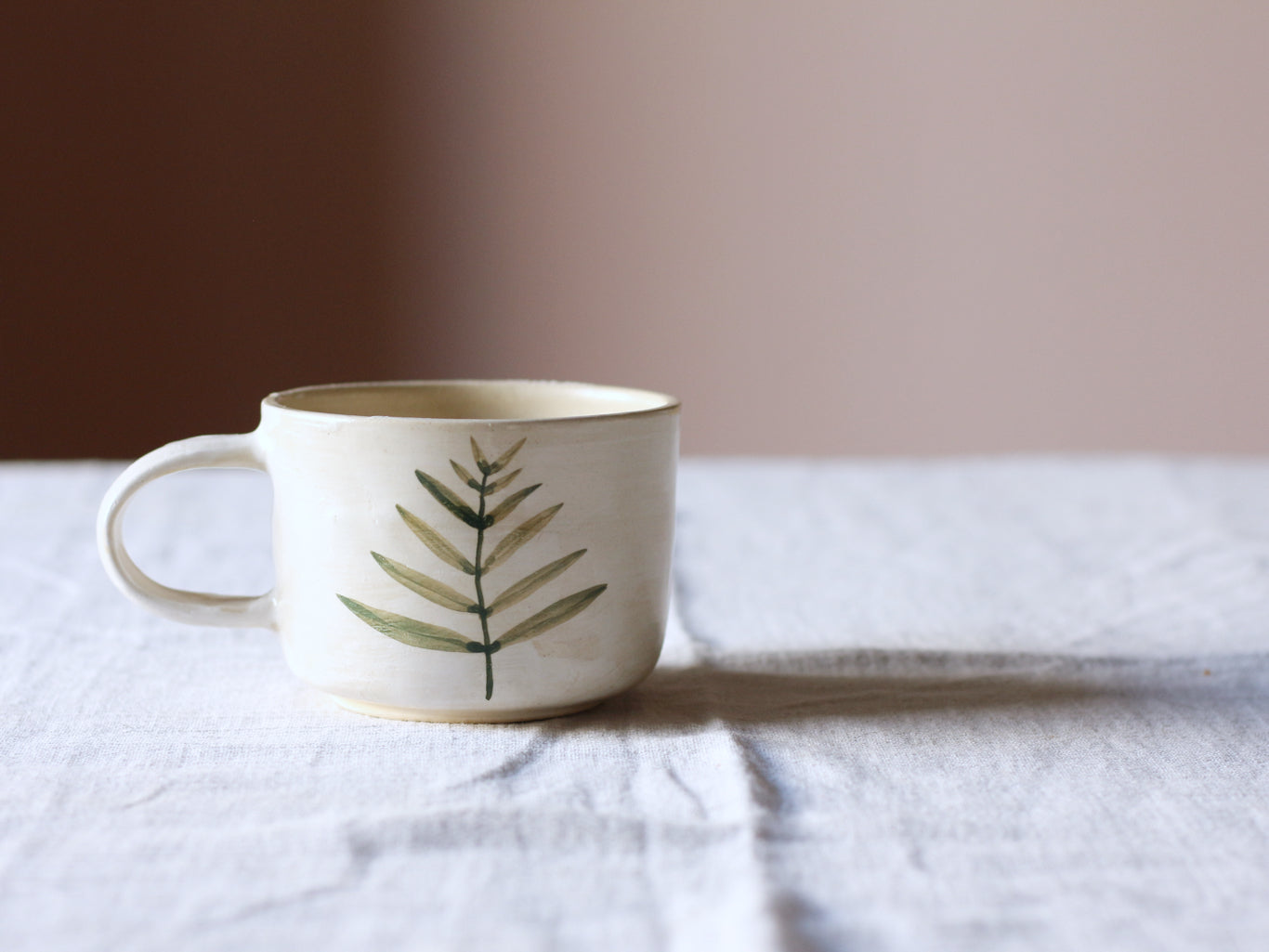 tazza in gres con decoro foliage, stoneware mug with foliage design