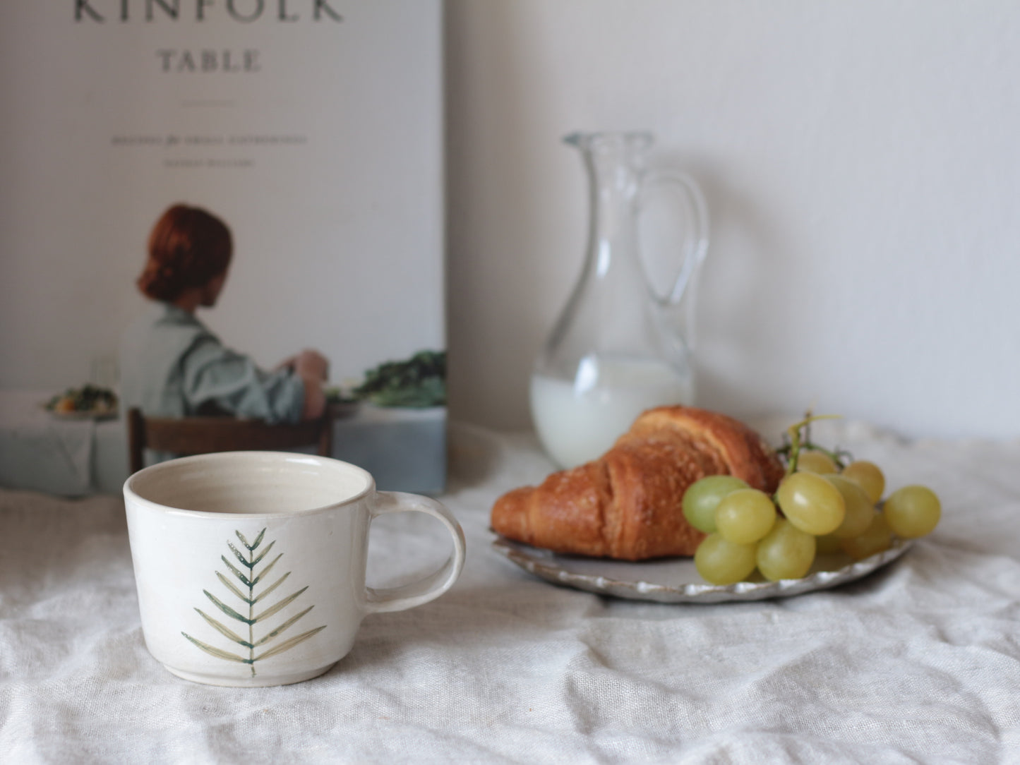 tazza in gres con decoro foliage, stoneware mug with foliage design