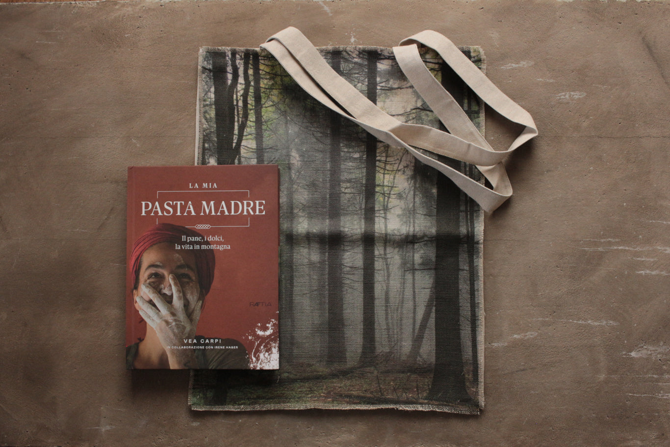 un box speciale contenente il nuovo libro di Vea Carpi "la mia pasta madre" e la nostra borsa foresta totebag in lino e cotone.